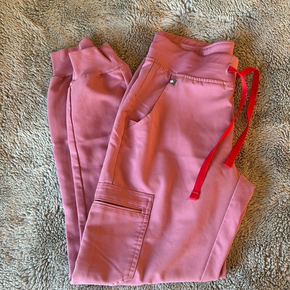 Figs chalk pink Zamora jogger